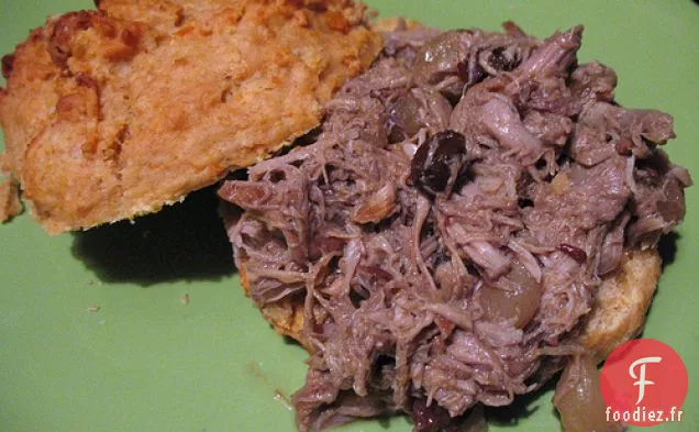 Cuisses De Canard Braisées Au Cidre De Pomme Avec Raisins Secs Et Oignons Perlés