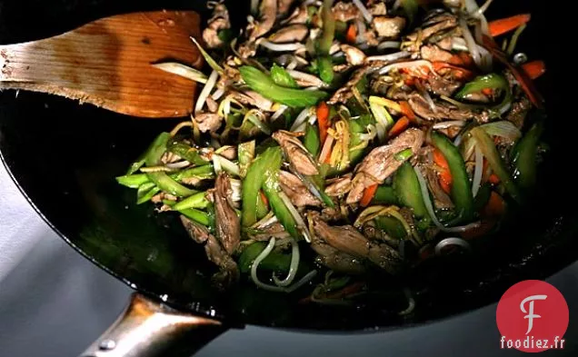 Canard De Pékin Sauté Au Gingembre Et À L'Oignon Vert