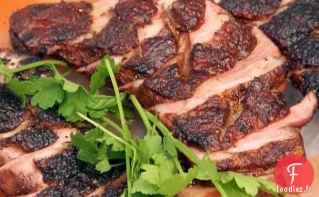 Magret de Canard Grillé aux Épices avec Salade de Pêche Grillée et Fromage de Chèvre