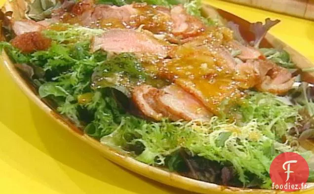 Salade de Canard Croustillante à la Vinaigrette à l'Orange Amère