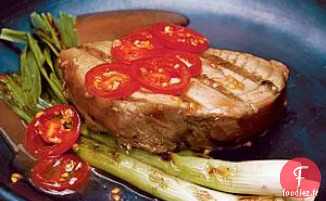 Steaks de Thon aux Oignons Verts Grillés et Tomates