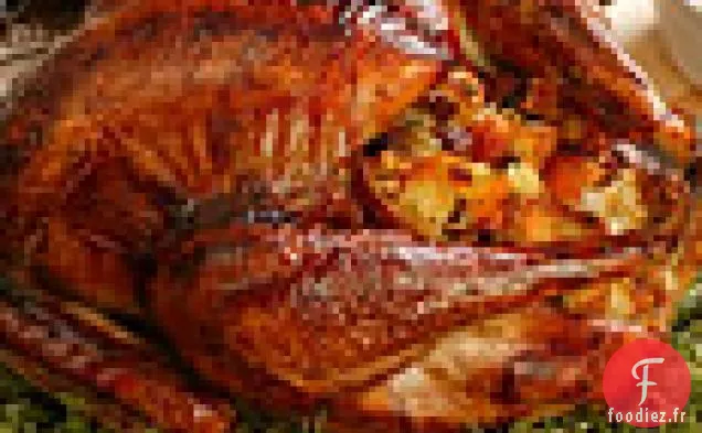 Dinde Rôtie Classique avec Farce aux Herbes et Sauce à l'Ancienne