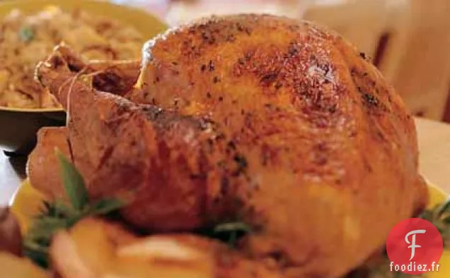 Dinde Fumée aux Épices avec Farce aux Poires Rôties et Sirop de Canneberge