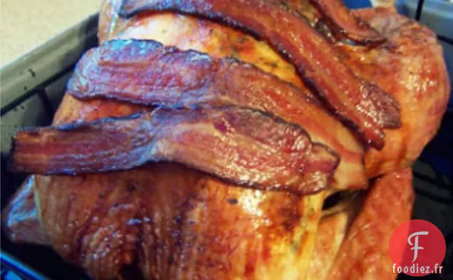 Dinde Rôtie À L'Érable Avec Sauge, Bacon Fumé Et Stu De Pain De Maïs