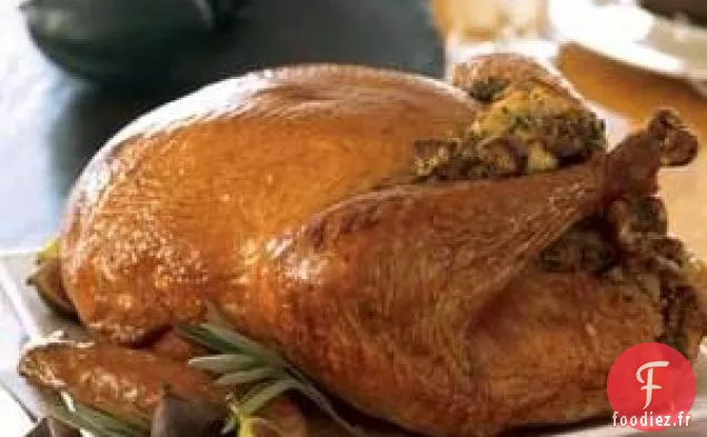 Dinde Rôtie Avec Farce À La Sauge Et Sauce