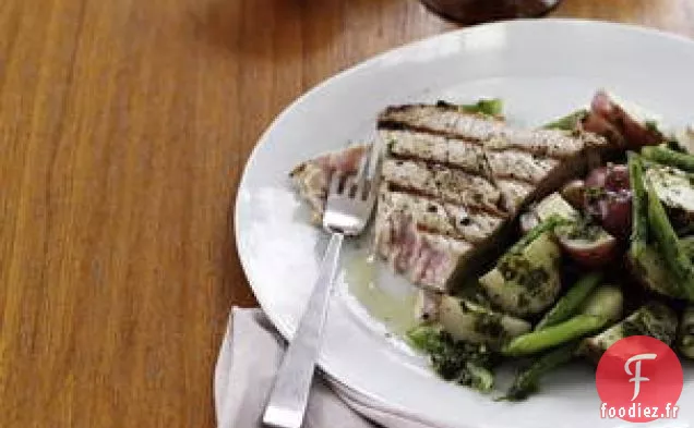Steaks De Thon Grillés Avec Salade De Pommes De Terre Et Haricots Verts