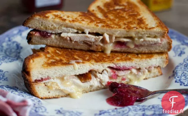 Méga Dinde Et Brie, Chutney Aux Canneberges, Sambos Grillés