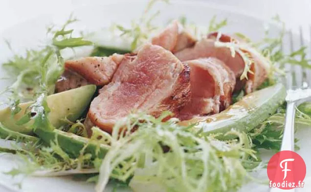 Steaks de Thon Enrobés de Bacon, Salade Frisée et Avocat