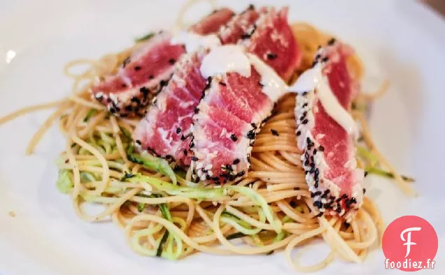 Abandon Téméraire: Thon Ahi Poêlé sur un lit de Rubans de Courgettes et de Pâtes de Blé Entier à la Sauce Épicée