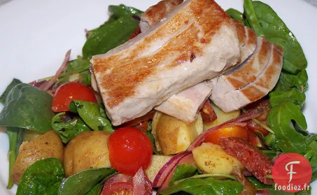 Steak De Thon Avec Salade De Pommes De Terre Neuves Chaudes, Chorizo Et Tomates