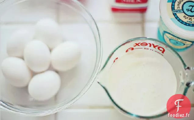 Crème Glacée Au Yogourt Grec Avec Des Friandises