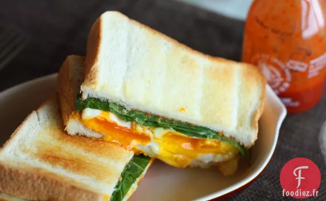 Sandwich Aux Œufs Au Plat Avec Sriracha