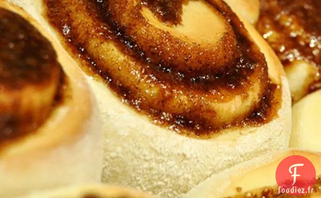 Brioches À La Cannelle Avec Glaçage Au Fromage À La Crème