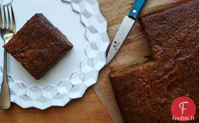 Un Gâteau Au Pudding Au Miel, À La Cannelle Et Aux Prunes
