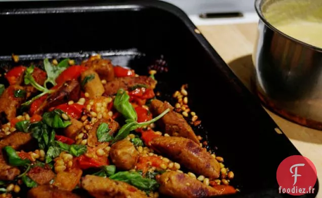 Saucisses Végétariennes Rôties Avec Polenta Crémeuse Douce