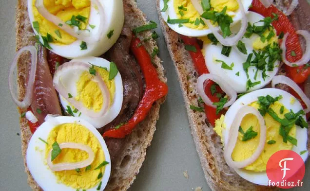Sandwich Au Poivre Mariné, À L'Anchois Et Aux Œufs Sur Du Seigle