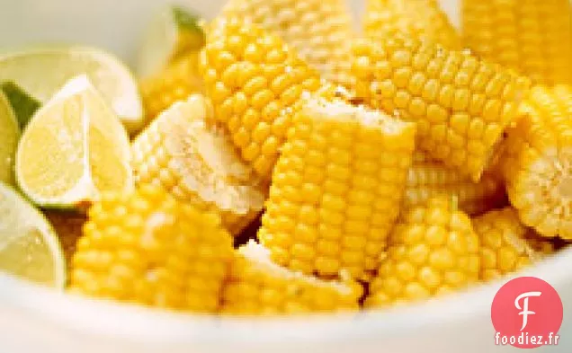 Maïs En Épi Avec Du Citron Vert Et Du Beurre Fondu