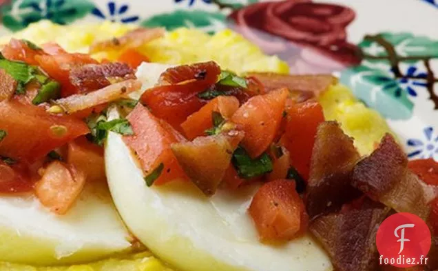 Oeufs Pochés Avec Polenta Et Salsa Fraîche