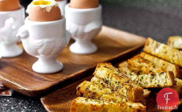 Œufs Mous Aux Herbes Au Beurre - Soldats De Toasts Au gruyère