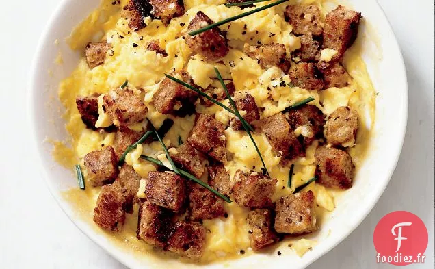 Œufs Brouillés aux Croûtons aux Herbes