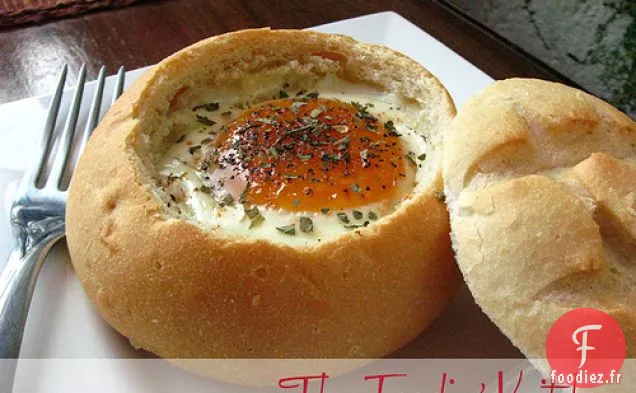 Oeufs Dans Des Paniers À Pain