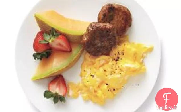 Oeufs Avec Saucisse De Petit Déjeuner À La Dinde Et Fruits