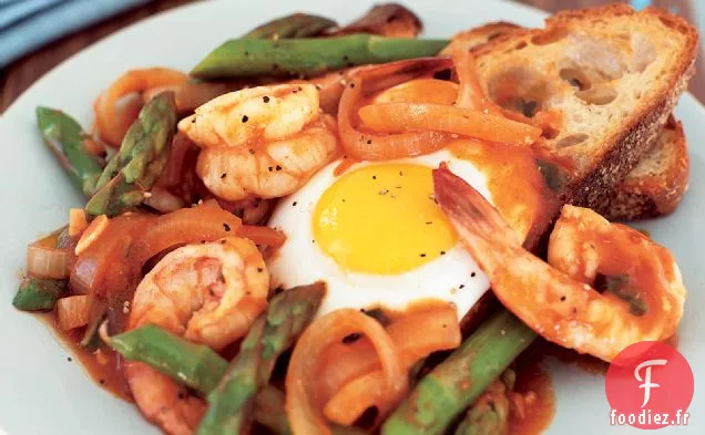 Crevettes, Asperges et Œufs à la Sauce Tomate Épicée