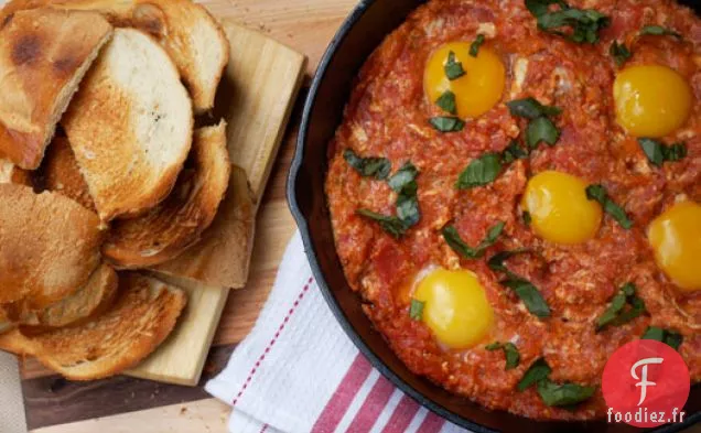 Oeufs À La Tomate Sur Du Pain Grillé
