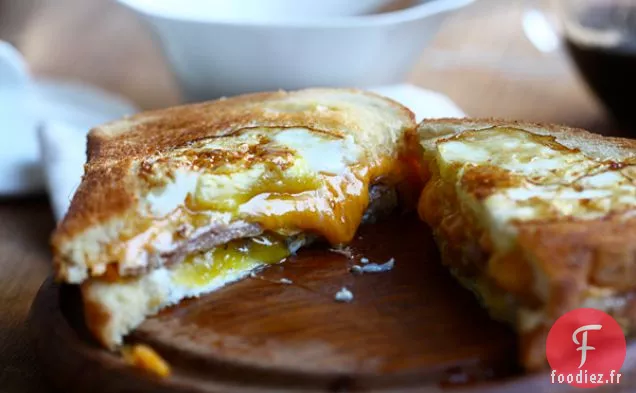 Fromage grillé aux œufs dans un trou