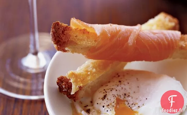 Œufs Pochés au Parmesan et Toasts de Saumon Fumé