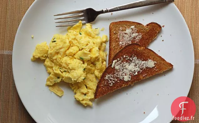 Œufs Brouillés À La Crème Sure Et À La Ciboulette
