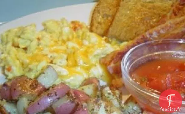De Si Bons Œufs Brouillés Avec Des Pommes De Terre Rouges Frites À La Poêle