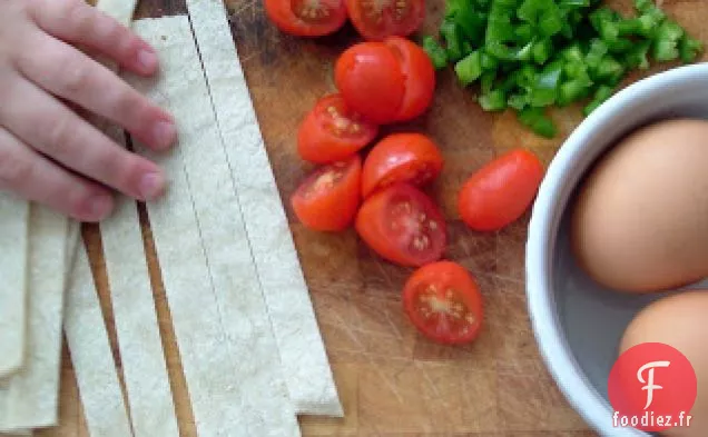 Œufs Brouillés Épicés Avec Des Lanières De Tortilla De Maïs Croustillantes