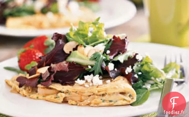 Omelette à l'Oignon et aux Herbes Fraîches avec des Légumes Verts mélangés