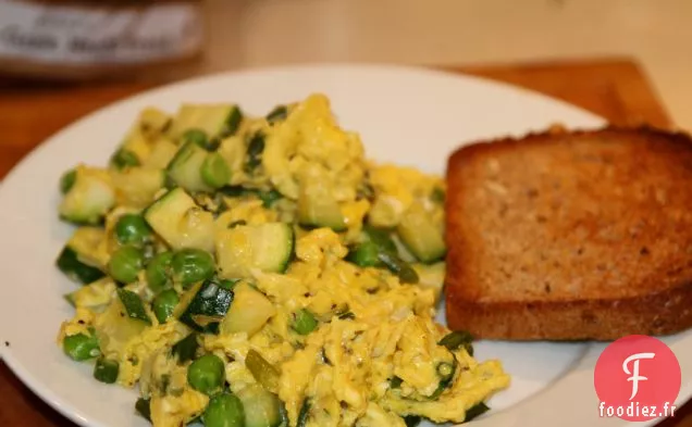 Oeufs Avec Courgettes, Petits Pois Frais, Scapes à l'ail Avec Pain grillé