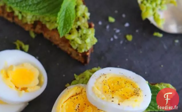 Œufs À La Coque Avec Purée De Petits Pois Et Edamame Sur Du Pain Grillé sans Gluten