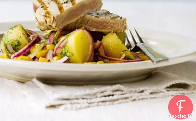 Thon Grillé Avec Salade De Pommes De Terre Chaudes Et De Maïs Doux