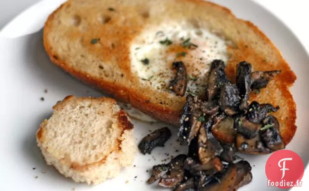 Dîner ce soir: Oeuf dans un trou avec des Champignons