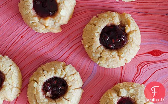 Biscuits Au Beurre De Cacahuète Et À La Gelée Roulés Dans Du Po Écrasé