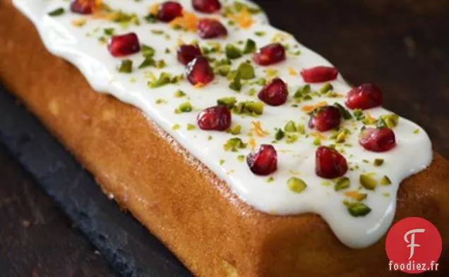 Gâteau Collant À L'Orange Avec Garniture Au Yogourt Naturel