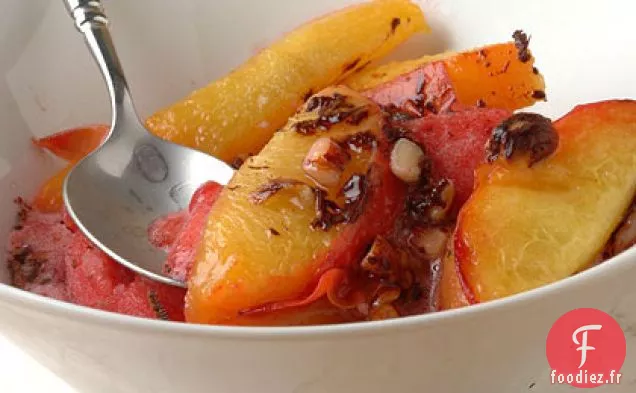 Pêches Grillées et Noisettes avec Glace à la Vanille