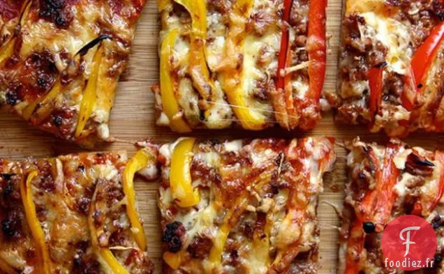 Pizza Aux Saucisses Épicées Et Au Poivre