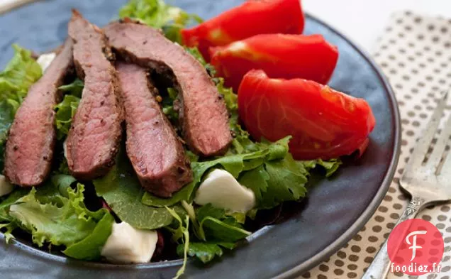 Salade De Steak En Croûte De Poivre Avec Tomate Et Burrata Anciennes