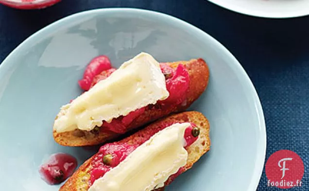 Crostini au Brie, à la Rhubarbe et au Poivre Vert