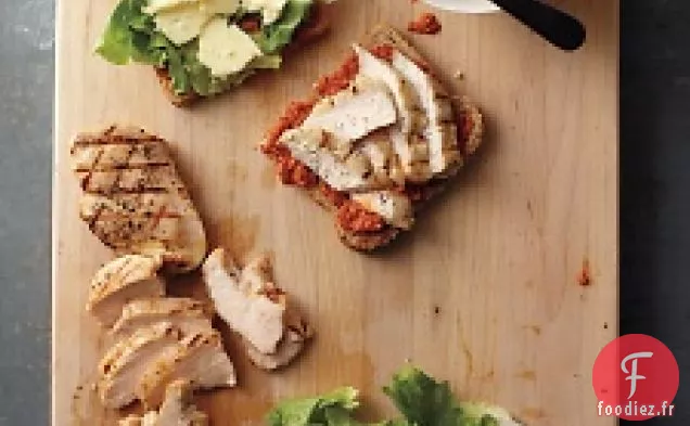 Pesto De Poivron Fumé Sur Des Sandwichs Au Poulet Grillé