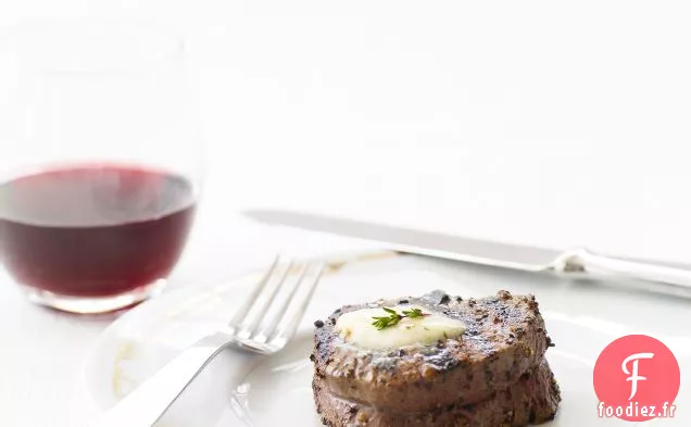 Filet de Bœuf Poivré au Beurre d'Herbes et d'Ail Rôti