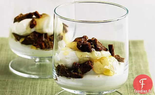 Parfait au Yogourt Avec Des Pépins d'épices Émiettés et du Miel