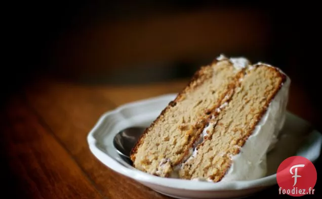 a: gâteau à la farine de noix de coco avec glaçage à la noix de coco