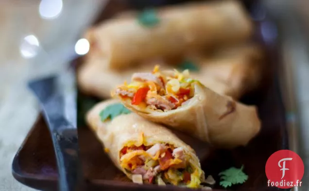 Rouleaux De Printemps Croustillants Au Jambon Avec Trempette Au Soja Et Au Gingembre