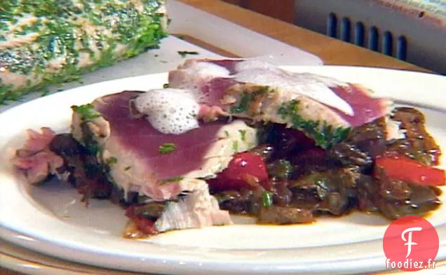 Thon Poêlé aux Herbes avec Caponata et Crème Fraîche Tiède au Citron